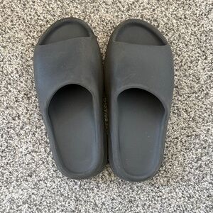 Adidas Yeezy Slide Onyx - Men’s 9